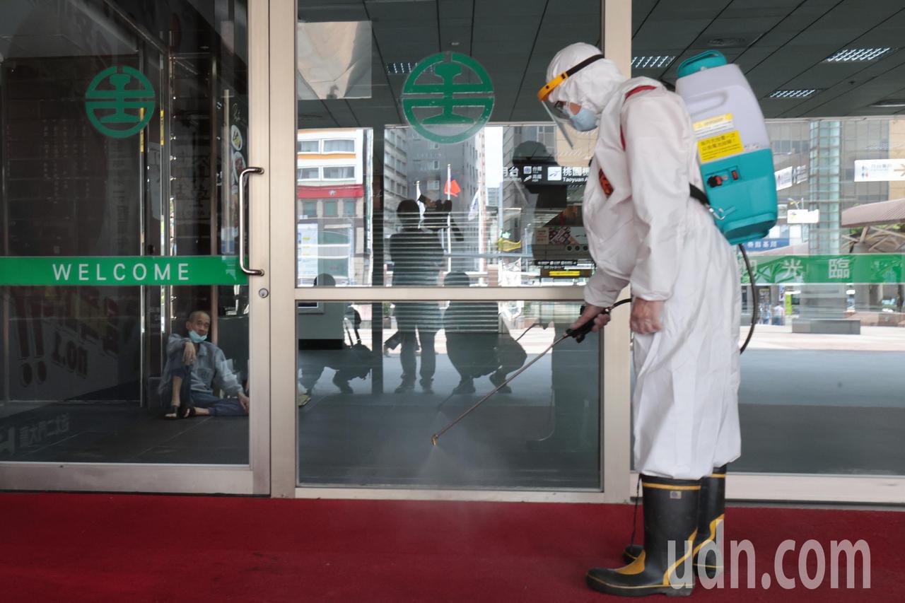 消毒人員在台北車站大廳周邊噴灑消毒藥水。記者蘇健忠／攝影