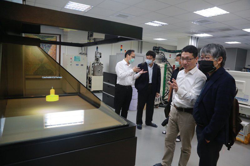 中山大學晶體研究中心研發第三代半導體材料「碳化矽」長晶技術。圖／中山大學提供