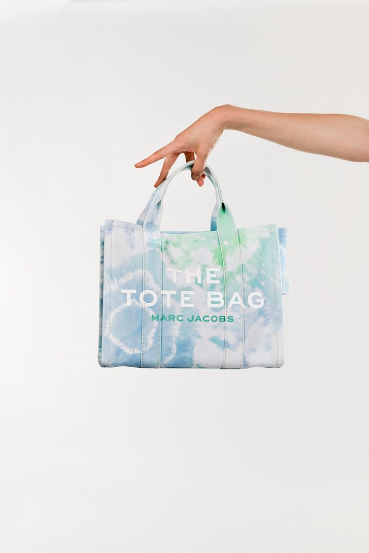 天空藍渲染The Tote Bag (小) ，10,990元。圖／Marc Jacobs提供