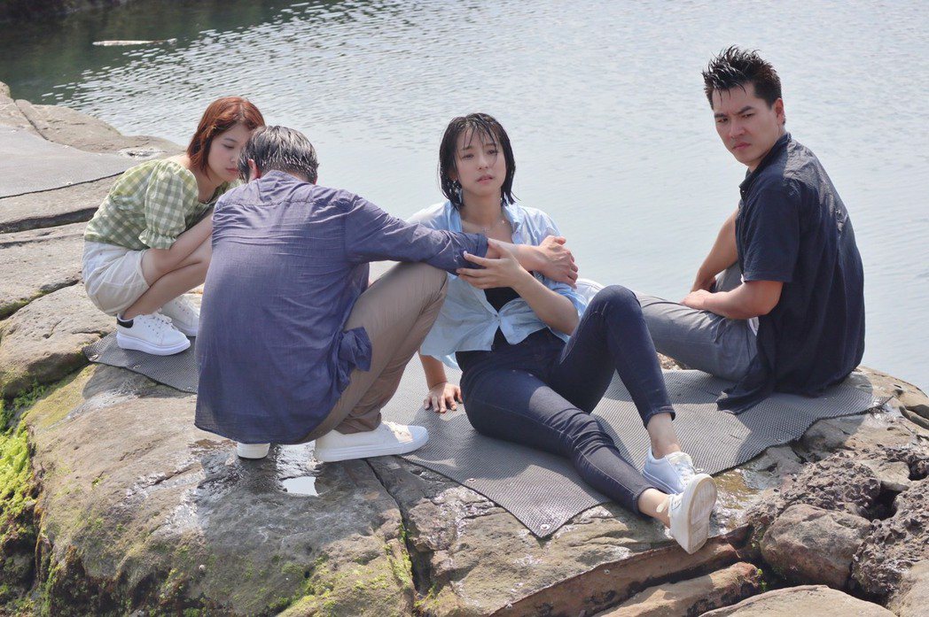 王傳一（右起）、賴雅妍拍攝「三隻小豬的逆襲」落水戲。圖／三立提供