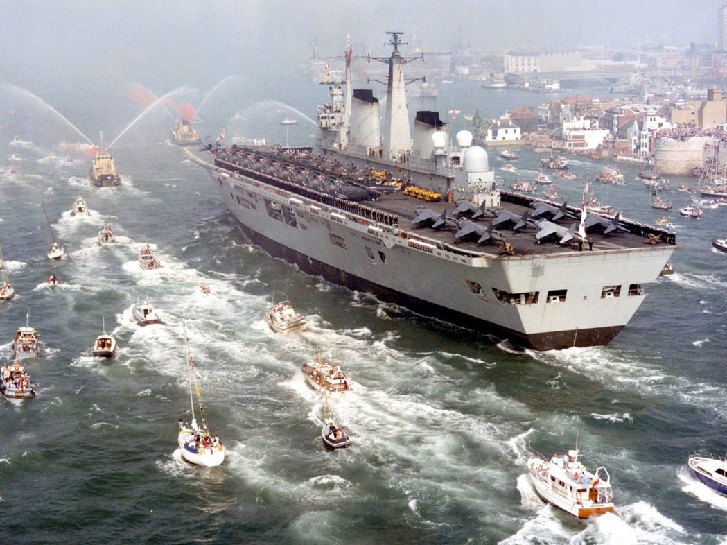 1982年從福克蘭戰爭勝利返國，接受全英國歡慶「凱旋式」的無敵級航艦「無敵號」。...