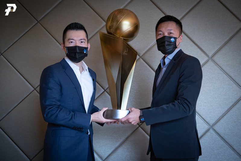 富邦勇士領隊蔡承儒（左）、總教練許晉哲（右）捧起冠軍獎盃。圖／PLG提供