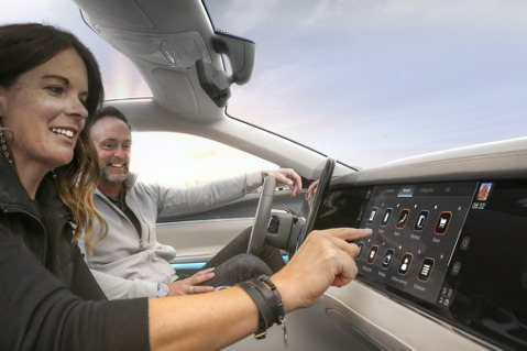 主攻智能座艙、車聯網　鴻海攜手Stellantis合資成立新公司！