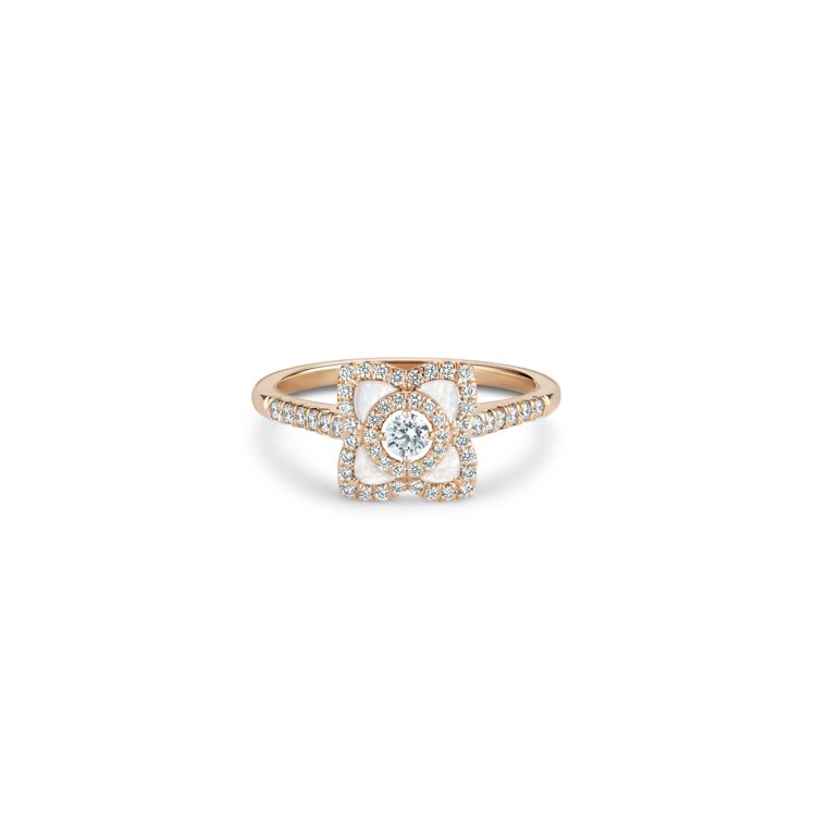 Enchanted Lotus 18K玫瑰金珍珠貝母鑽石戒指，10萬1,000元。圖／DE BEERS提供