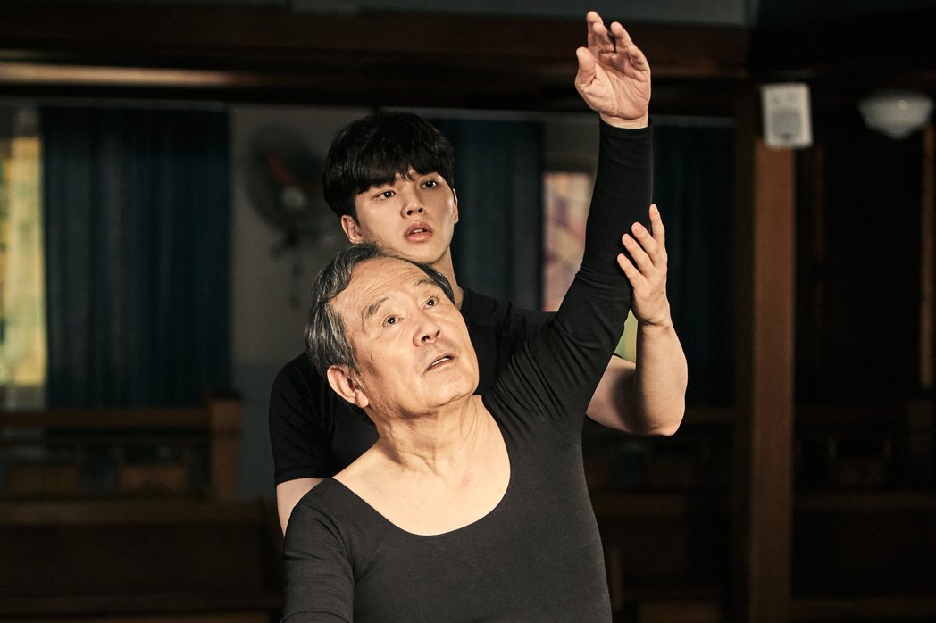 朴仁煥與宋江苦學芭蕾舞。圖／Netflix提供