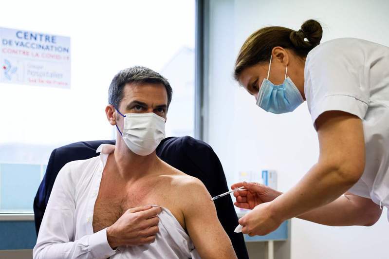 法國衛生部長維宏（左）今年二月半解上衣，公開接種阿斯特捷利康（AZ）疫苗，照片在推特引發熱烈討論。（法新社）