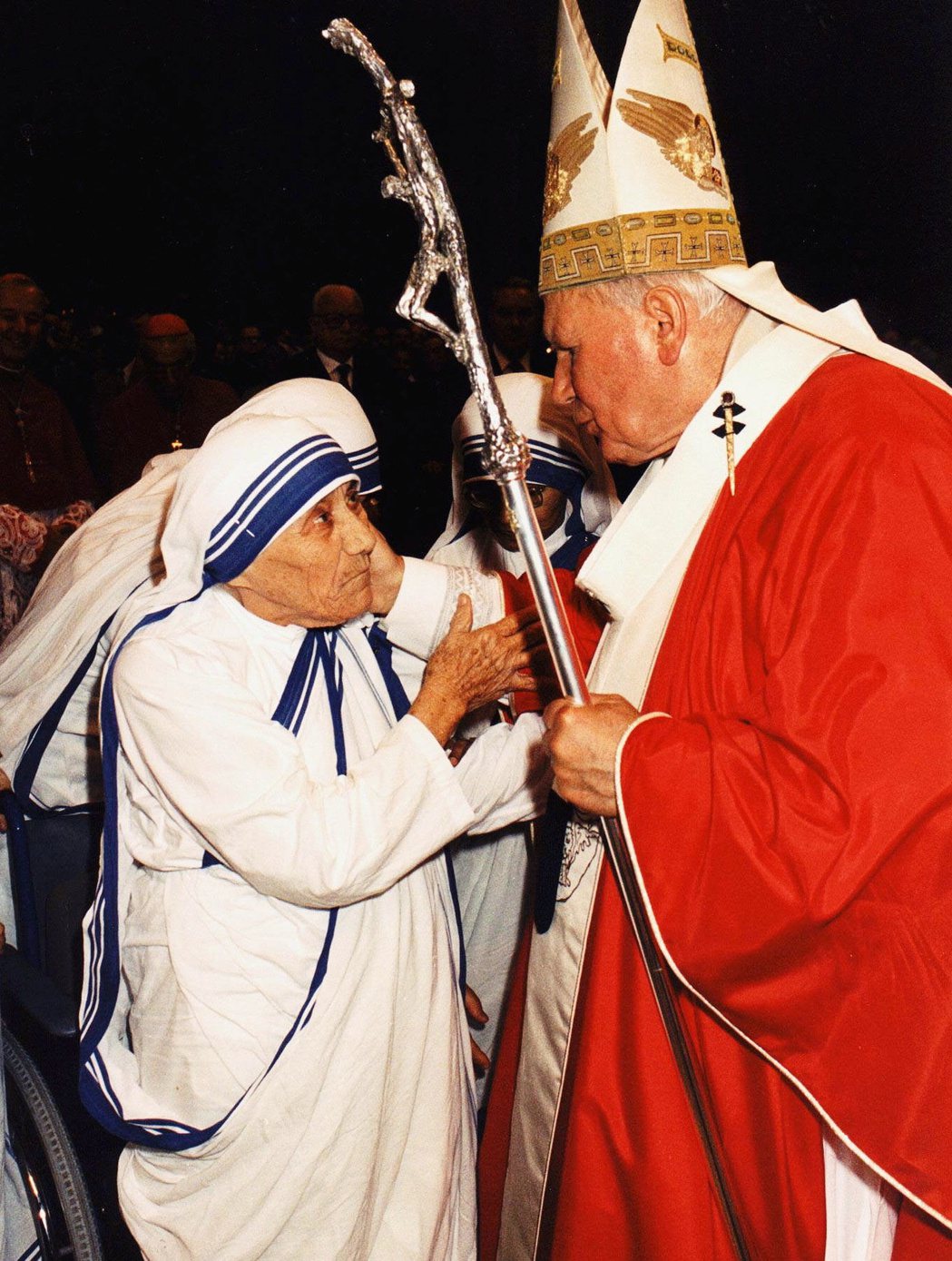 圖／美聯社：1997年的若望保祿二世與德雷莎修女。