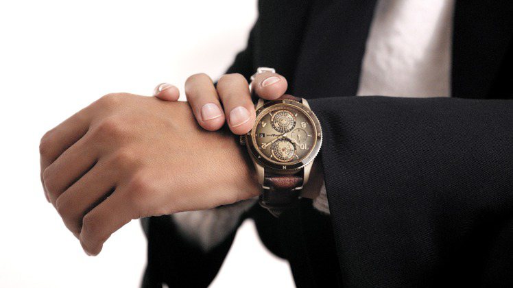 身為品牌大使，陳坤也在廣告形象中戴上萬寶龍年度新品1858系列Geosphere世界時區手表。圖 / 萬寶龍提供。