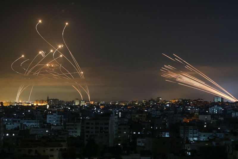 以巴衝突雙方交火激烈，哈瑪斯民兵從加薩走廊對以色列境內發射火箭(右測)，以色列鐵穹飛彈空中大轉彎迎戰火箭彷彿科幻場景。法新社