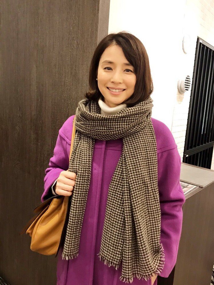 石田百合子在「月薪嬌妻」演出新垣結衣的小阿姨，她開心在IG直呼「都快流鼻血了」。圖／摘自月薪嬌妻推特