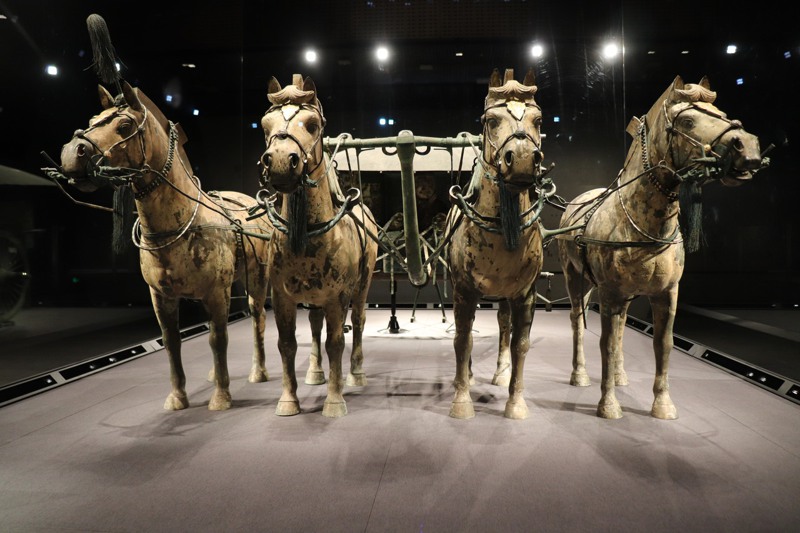 銅車馬雍容華貴，是青銅之冠。新展館設有大螢幕展示銅車馬內部細緻的花紋，讓旅客更能了解銅車馬。記者呂佳蓉／攝影