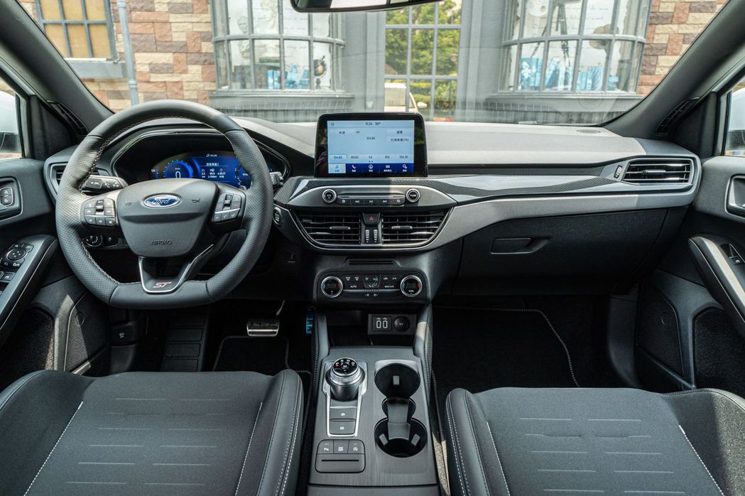 Focus ST Wagon – SLS Edition車室採用運動碳纖維紋路飾...