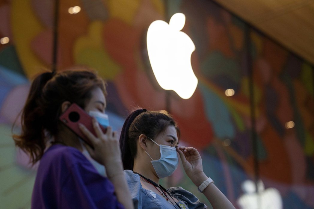 提爾認為，「從結構上看，蘋果可能才是個真正的問題，因為整個iPhone供應鏈都來自中國，蘋果是真正與中國具備綜效（synergy）的合作者」。圖為北京一處Apple Store。 圖／美聯社