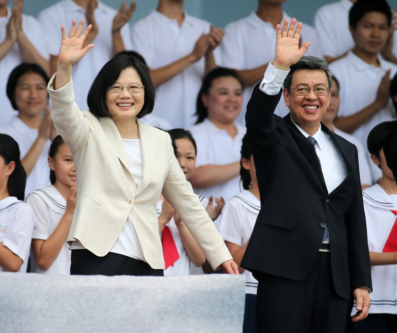 總統就職典禮，蔡英文總統（左）與副總統陳建仁（右）向眾人揮手致意。圖／聯合報系資料照片