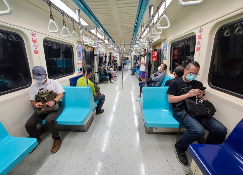 有南部網友好奇是不是台北人搭捷運都不會拉扶手。圖／聯合報系資料照