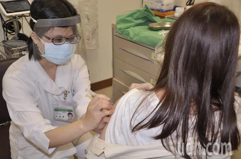 亞東醫院今日為超過400名基層診所醫護同仁施打疫苗。記者將哲郢／攝影