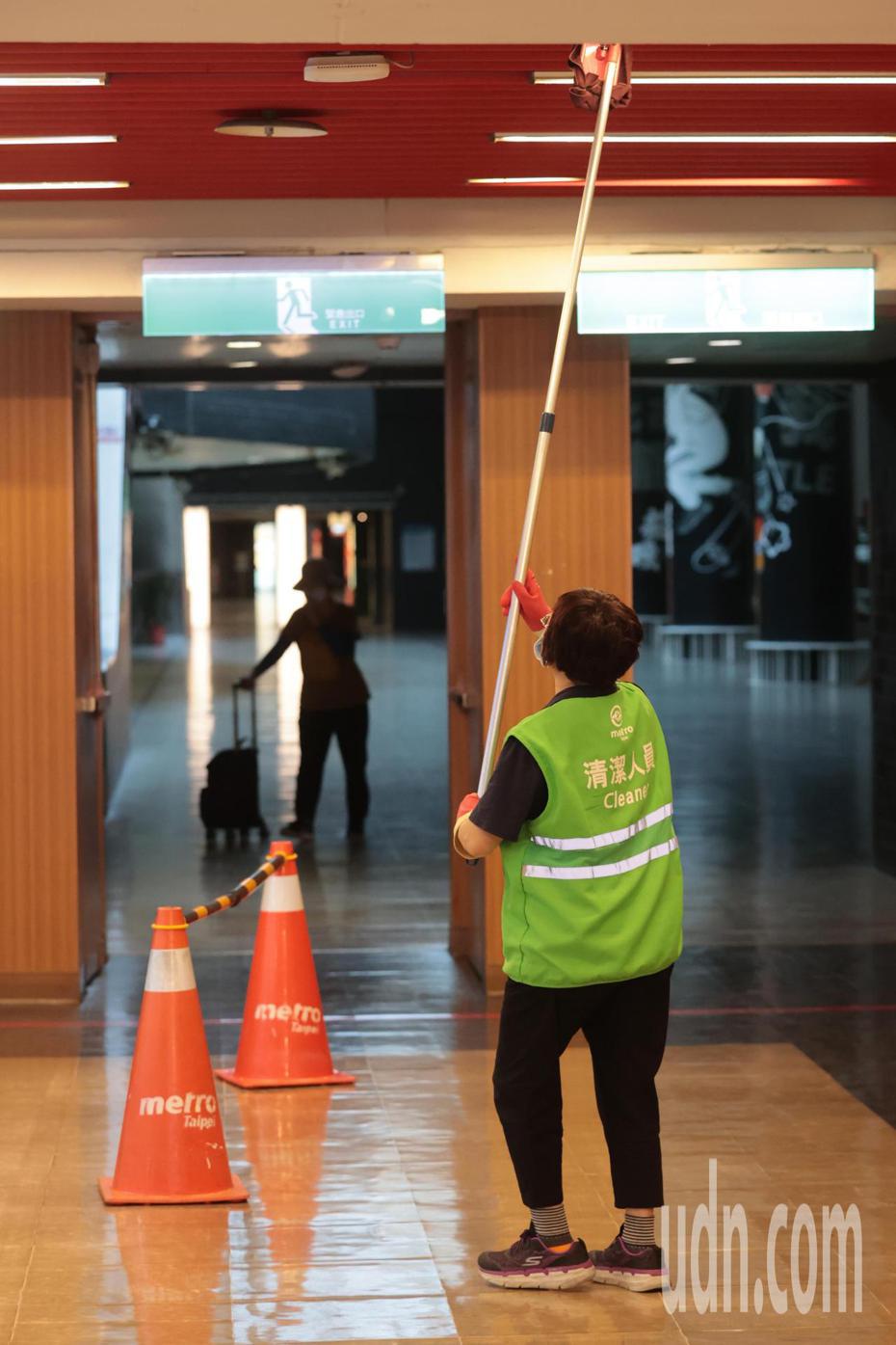 疫情指揮中心證實，台北捷運公司出現3名確診個案，確診者是內勤行政幕僚人員，並無在外接觸乘客。下午捷運行政大樓周邊清潔人員照常加強清潔消毒。記者蘇健忠／攝影
