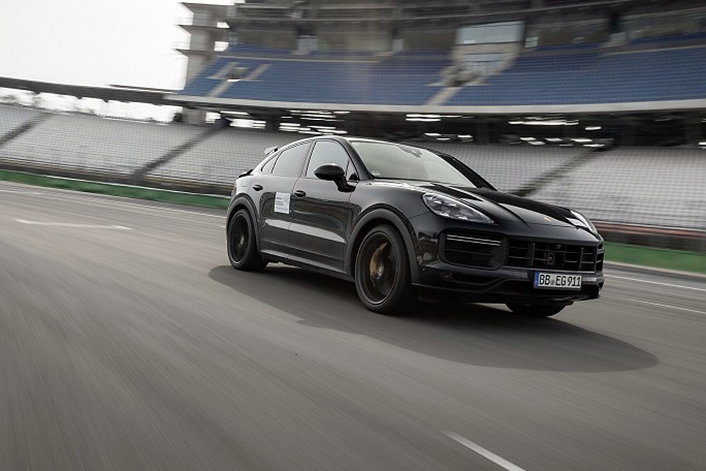 保時捷Cayenne全新高性能車款的原型車，正披上密不透風的偽裝造型，馳騁在德國霍肯海姆賽道（Hockenheimring）。 圖／Porsche提供