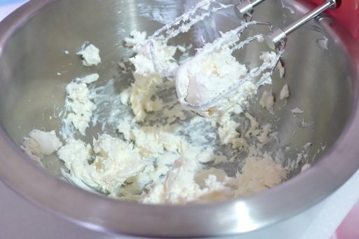 奶油乳酪放至室溫軟化後，以電動打蛋器稍微打軟。 圖／悅知文化 提供