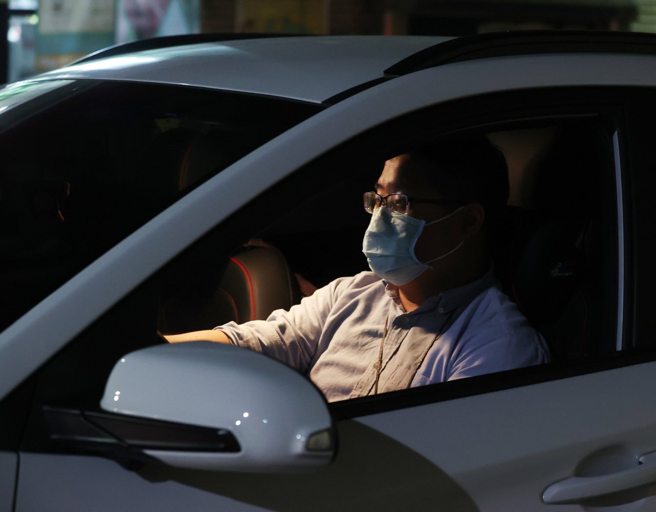 疫情升溫，部分縣市表示開車屬於出門在外，應該也要戴口罩，否則將處以新台幣3000到15000元的罰款引發爭議。記者曾吉松／攝影