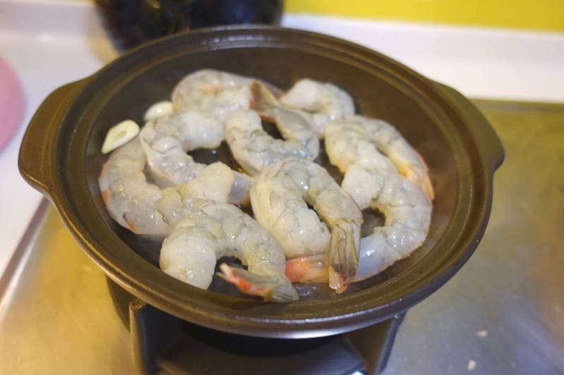 鍋陶鍋內放入蝦仁與佐料。圖／悅知文化 提供