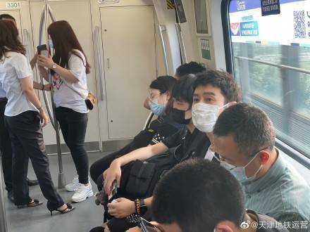 黃曉明搭地鐵，被網友捕捉。圖／天津地鐵運營微博