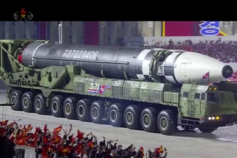 北韓去年十月十日閱兵展示據說是新型洲際彈道飛彈的武器。美聯社