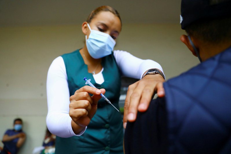 墨西哥高層官員指出，墨西哥將在下週末前收到大約400萬劑AZ疫苗，可協助拉美地區更迅速對抗疫情。 路透社