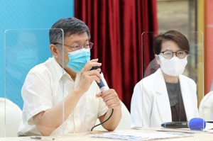 台北市長柯文哲（左）率先啟動快篩後，疫情大爆發全國進入三級警戒。圖／聯合報系資料照片