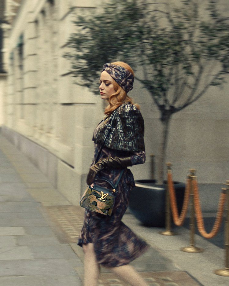 艾瑪史東在電影《時尚惡女：庫伊拉》選搭Capucines手袋。圖／取自IG