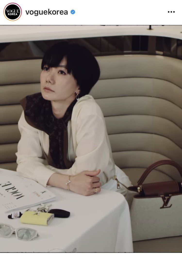 裴斗娜在韓國版《VOGUE》的影片中詮釋淡褐米色帆布、小牛皮Capucines包...