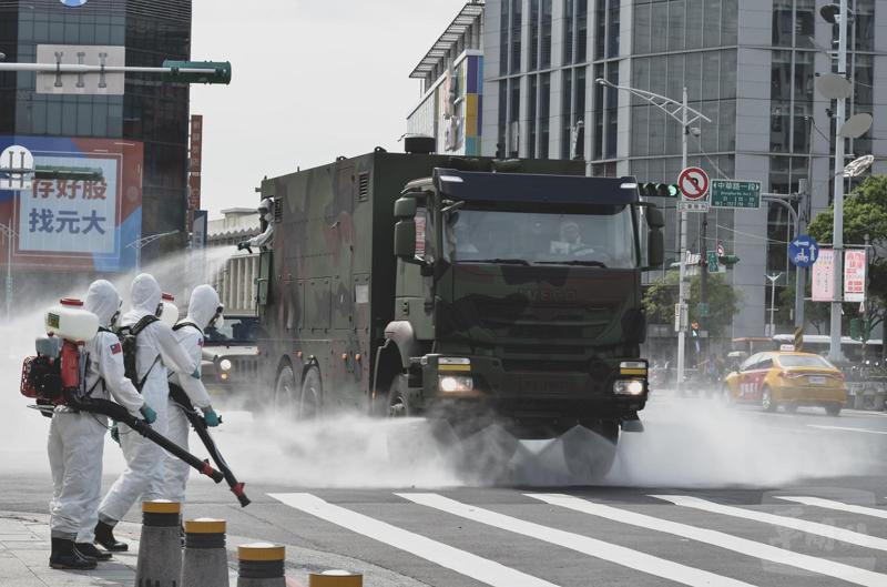 陸軍化學兵出動MD-105消毒車，在台北西門町街頭執行消毒。圖／軍聞社提供