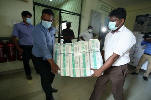 斯里蘭卡工人三月卅一日在首都可倫坡班達拉奈克國際機場搬運國藥疫苗。新華社