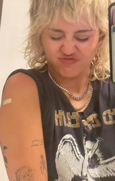 麥莉透露自己已經注射新冠肺炎疫苗。圖／摘自Instagram