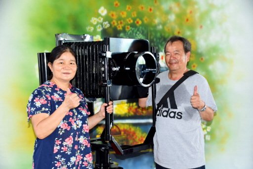 62歲楊淑貞（左）預定今年退休，她早已做好準備，用照相機與先生洪慶興一起來寫人生...
