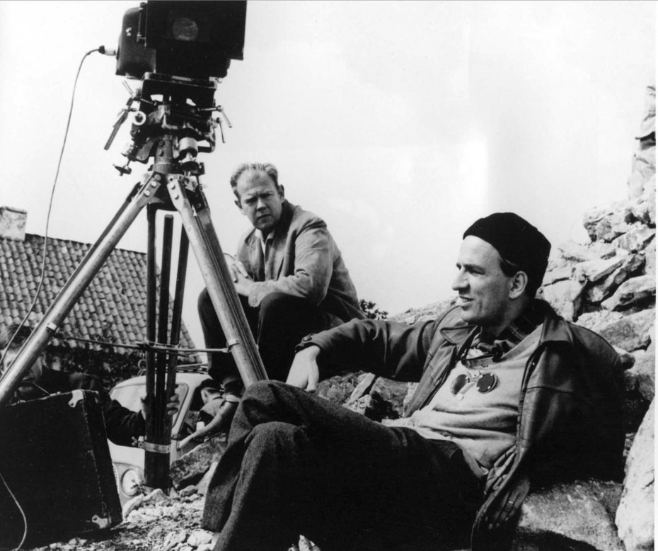 ▲ 柏格曼（ 前方） 和他長期合作的攝影師Sven Nykvist，1960 年。（圖／聯合文學出版社提供）