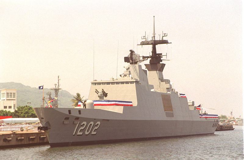 1996年5月24日康定號飛彈巡防艦在高雄左營軍港舉行交艦及成軍典禮。圖／聯合報系資料照片