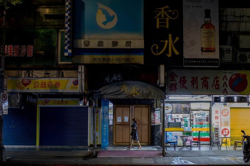 因應三級疫情警戒發布，八大行業需暫時歇業，台北市八大行業重鎮林森北路週邊的酒店歇業，只剩一家商店亮著燈。記者曾原信／攝影