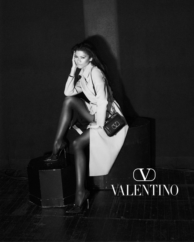 Valentino早秋系列Roman Palazzo形象廣告拍攝地點選在洛杉磯皇宮劇院，由品牌代言人贊達亞主演，攝影師David Sims掌鏡。圖／Valentino提供