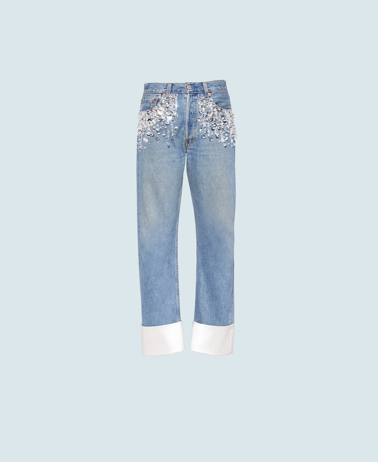 Upcycled by Miu Miu Levi’s®合作系列水晶絲質緞翻邊牛仔褲，93,000元。圖／Miu Miu提供