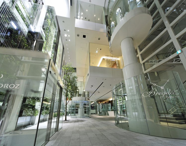 Swatch Group位於銀座的獨棟海耶克中心（Nicolas G.Hayek Center），出自名建築師坂茂之手，包含品牌七間名品店，以及客戶服務維修中心。圖 / Swatch Group提供。