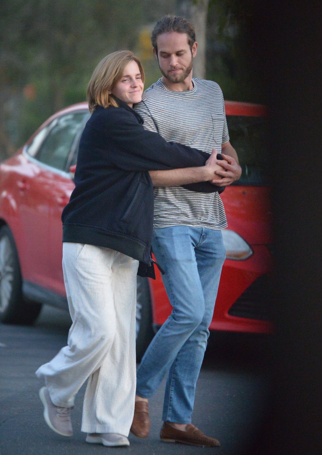 艾瑪華森與男友李奧羅賓頓又一起上街被拍到恩愛模樣。圖／達志影像