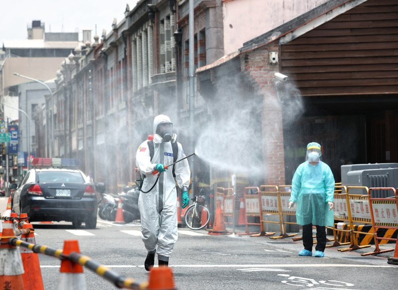 圖為國軍化學兵在萬華進行消毒作業。圖／聯合報系資料照片