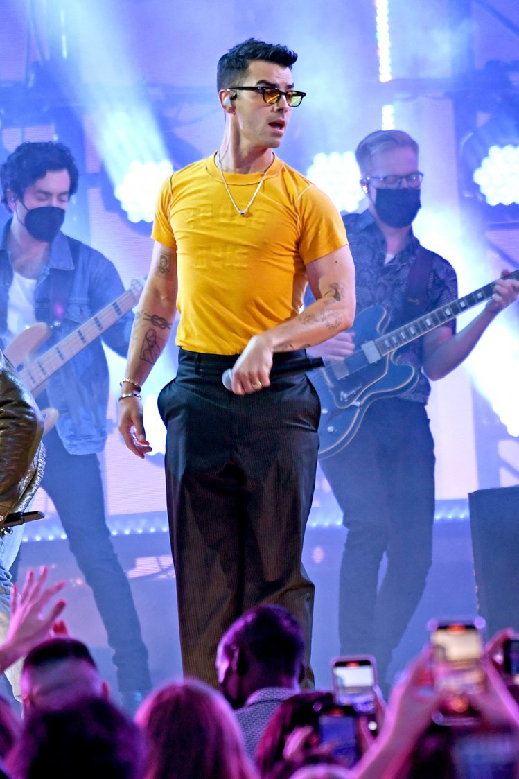 Joe Jonas wearing Bulgari jewellery performed at the American Billboard Music Awards ceremony.  Picture / Provided by Bulgari