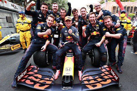 Verstappen躍升F1車手積分排行榜首！為Red Bull Racing Honda車隊翻轉奪冠。