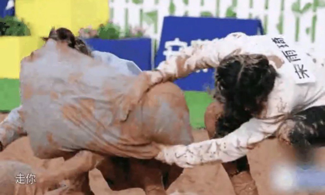 Angelababy在節目被沾滿土的枕頭打臉。圖／摘自微博