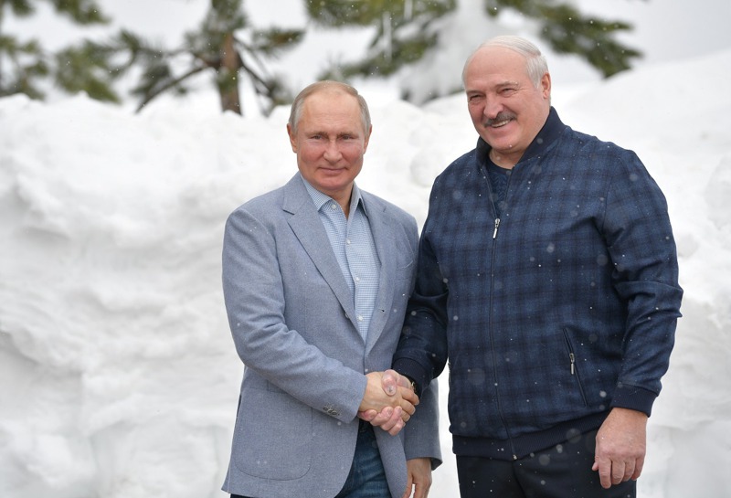 俄國總統普亭與白俄羅斯總統盧卡申科，攝於2月。白俄羅斯23日強迫一架瑞安航空班機轉降首都明斯克，隨後押走搭乘該班機的反對派人士後，過去力挺明斯克的莫斯科卻顯得「反應冷淡」。路透