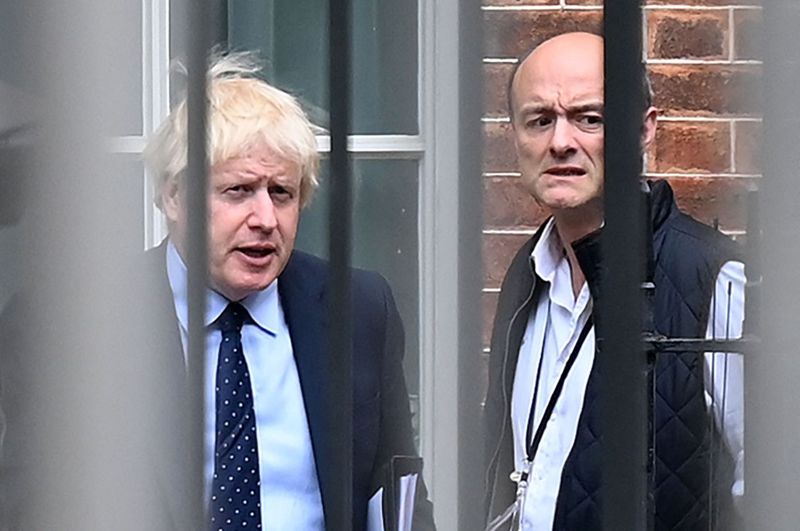 英國首相強生（左）與前心腹康明思（右）曾為親密戰友，如今兩人已鬧翻。法新社