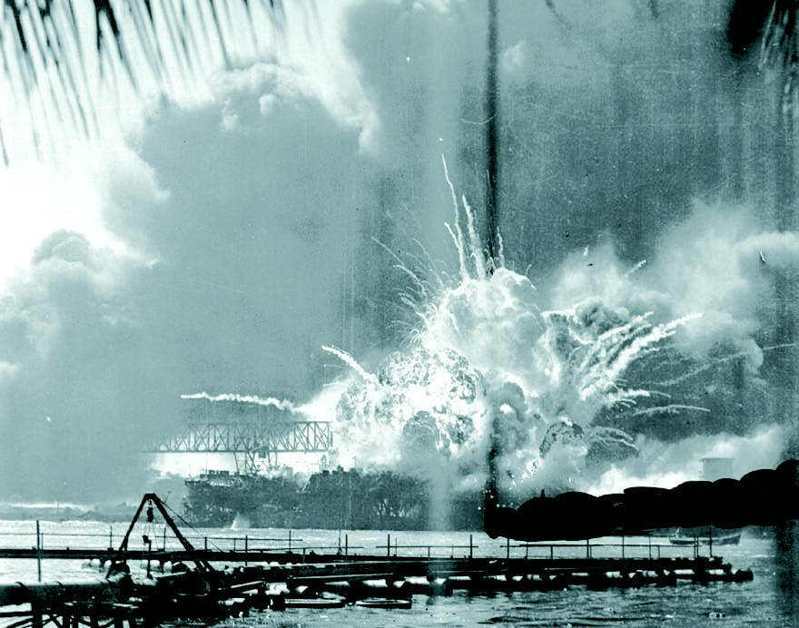 1941年12月7日，日本飛機偷襲珍珠港。圖為美軍驅逐艦梭爾號被炸時煙火熊熊的情景。美聯社