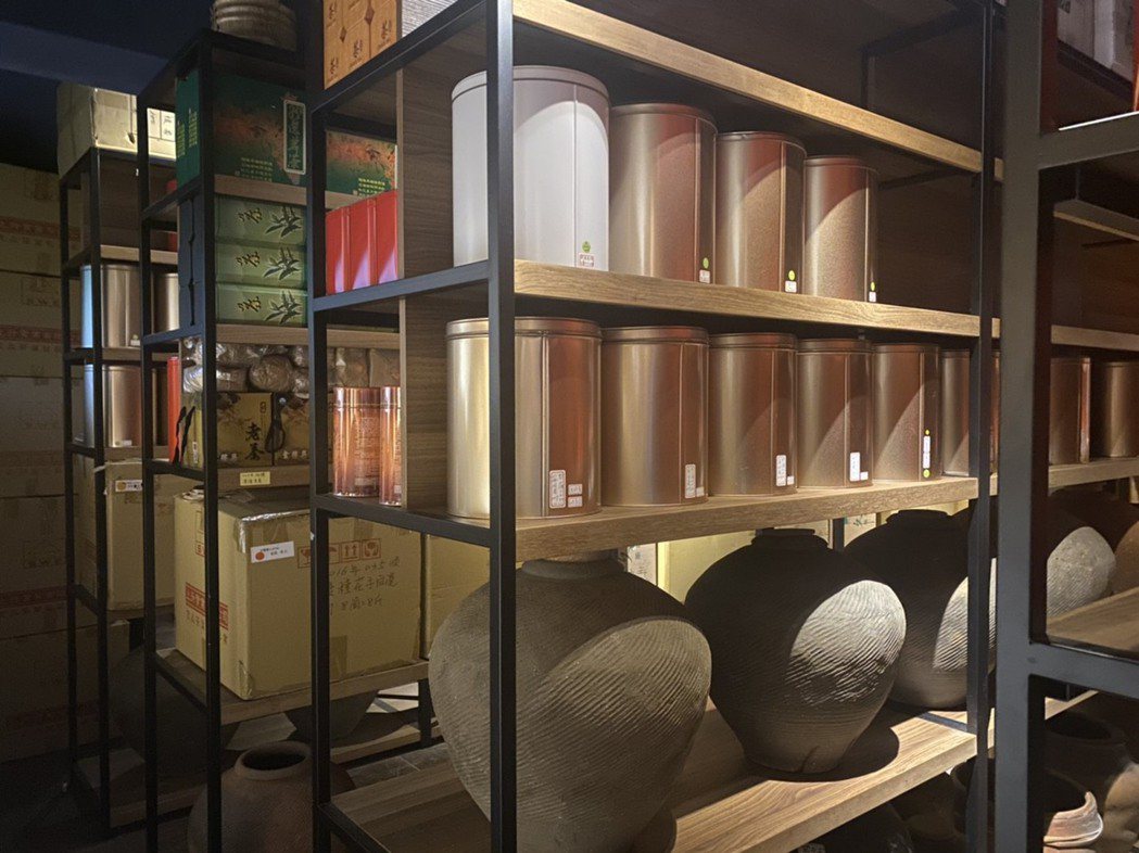 林憲能的茶窖裡有各式自製與收藏的茶。照片提供／林憲能